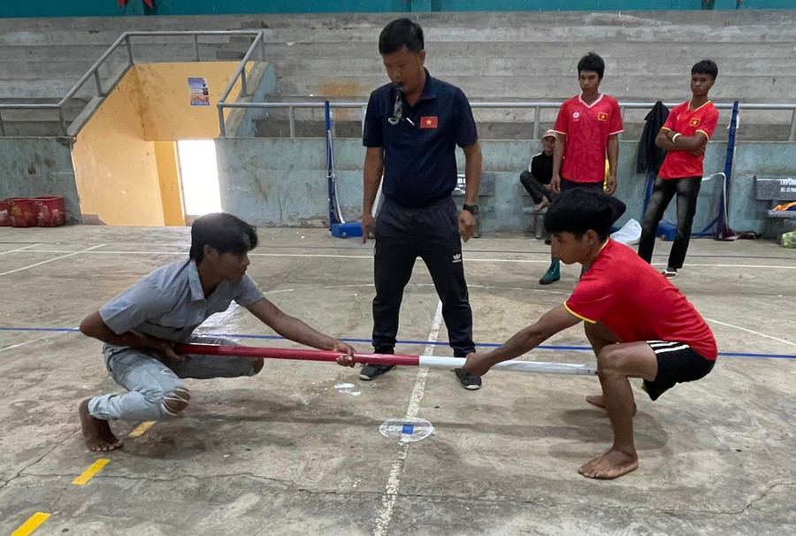 Các vận động viên tham gia thi đấu môn đẩy gậy. Ảnh: N.V Các vận động viên tham gia thi đấu môn đẩy gậy. Ảnh: N.V