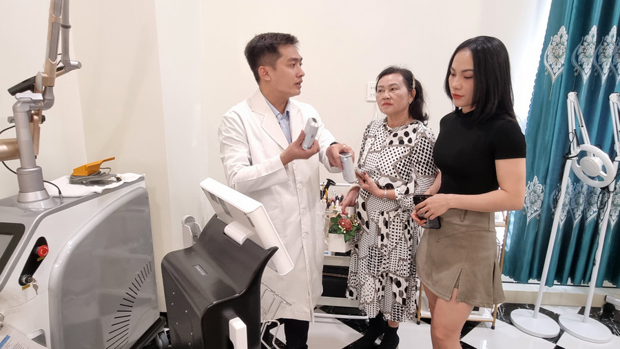 Bác sĩ Võ Công Nam-chuyên khoa Da liễu giới thiệu thiết bị nâng cơ công nghệ cao-HIFU cho khách hàng Bác sĩ Võ Công Nam-chuyên khoa Da liễu giới thiệu thiết bị nâng cơ công nghệ cao-HIFU cho khách hàng