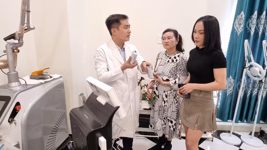 Bác sĩ Võ Công Nam-chuyên khoa Da liễu giới thiệu thiết bị nâng cơ công nghệ cao-HIFU cho khách hàng