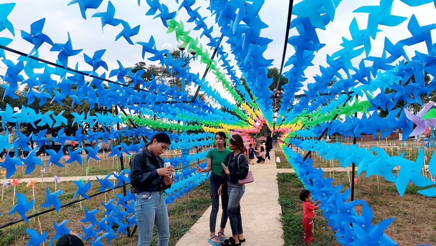 Những ngày này, du khách tới tham quan tại Di tích lịch sử Chiến thắng Chư Ty không khỏi bất ngờ với khu vườn chong chóng đầy màu sắc.