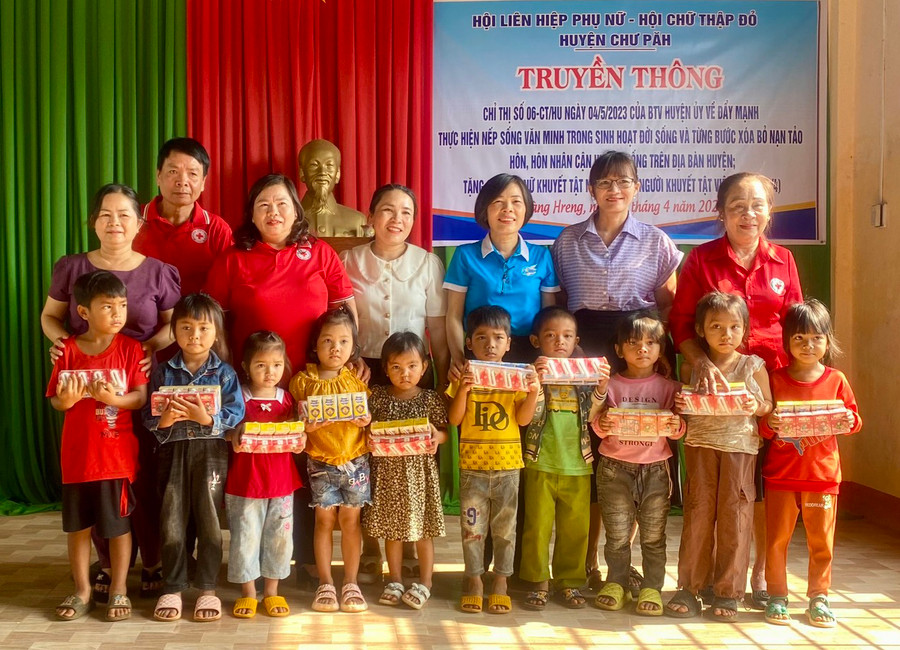 Hội Liên hiệp phụ nữ huyện Chư Păh tặng sữa cho các cháu Trường Mầm non xã Hòa Phú. Ảnh: T.H Hội Liên hiệp phụ nữ huyện Chư Păh tặng sữa cho các cháu Trường Mầm non xã Hòa Phú. Ảnh: T.H