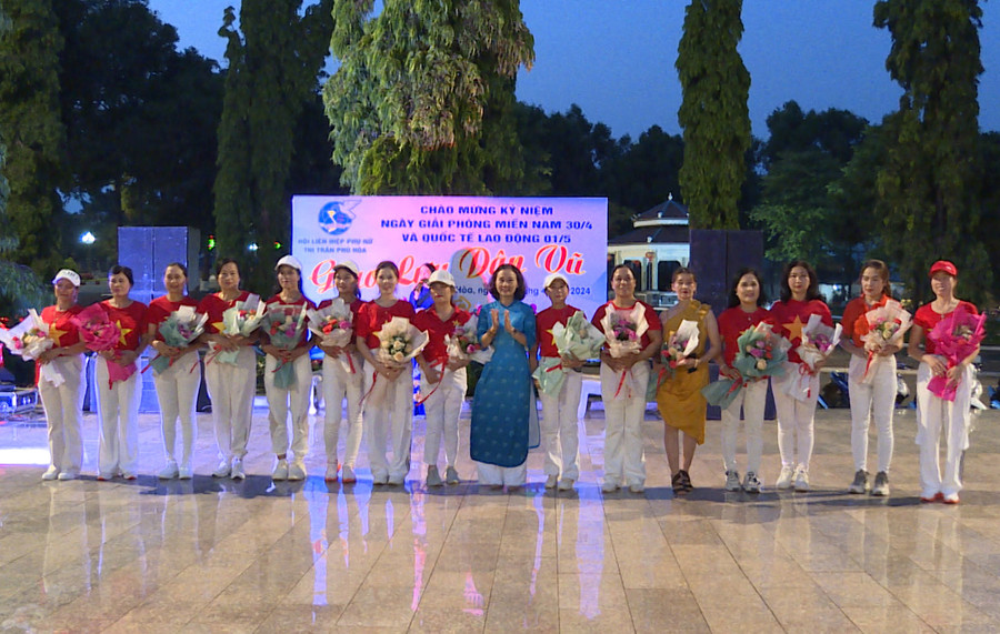 Ban tổ chức tặng hoa chúc mừng các đội tham gia tại buổi giao lưu. Ảnh: V.Đ Ban tổ chức tặng hoa chúc mừng các đội tham gia tại buổi giao lưu. Ảnh: V.Đ