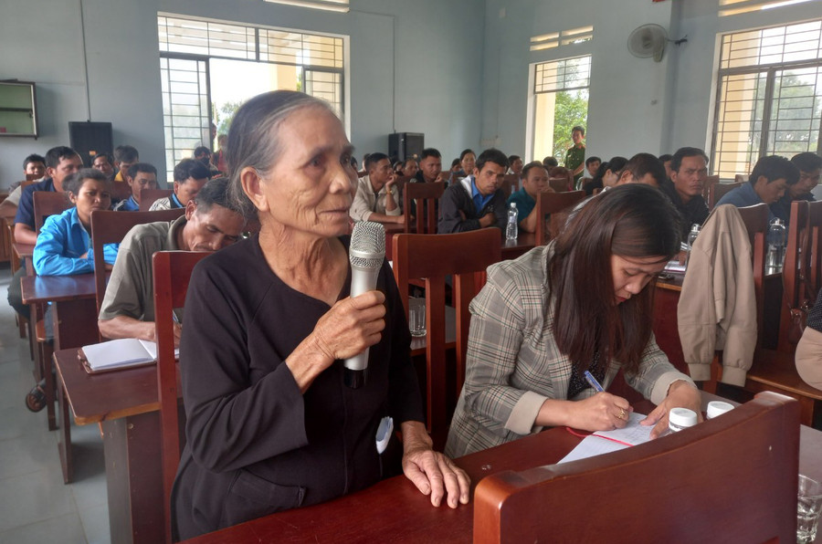 Cử tri Nguyễn Thị Oanh (thôn 1, xã Ayun, huyện Mang Yang) tham gia ý kiến tại buổi tiếp xúc. Ảnh: Hà Phương