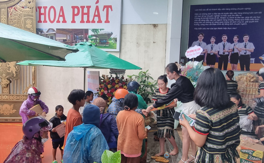 Công ty bất động sản Kim Thoa Phát trao quà cho người dân có hoàn cảnh khó khăn tại xã Ia Der. Công ty bất động sản Kim Thoa Phát trao quà cho người dân có hoàn cảnh khó khăn tại xã Ia Der.