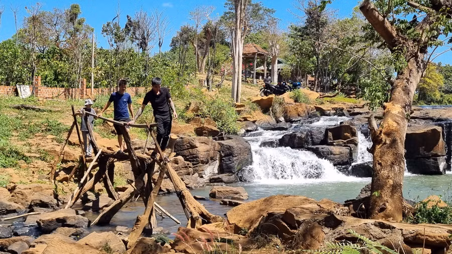 Đến thác Boòng Nga, du khách sẽ cảm nhận vẻ đẹp hoang sơ mà thiên nhiên đã ban tặng.