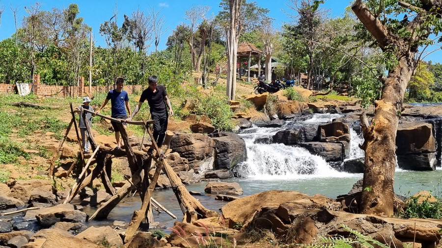 Đến thác Boòng Nga, du khách sẽ cảm nhận vẻ đẹp hoang sơ mà thiên nhiên đã ban tặng.
