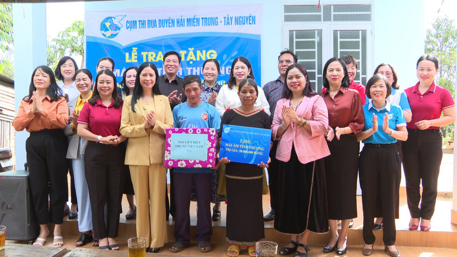 Quang cảnh lễ bàn giao nhà cho gia đình bà Siu Ajuih ở làng Bối. Ảnh: K.P