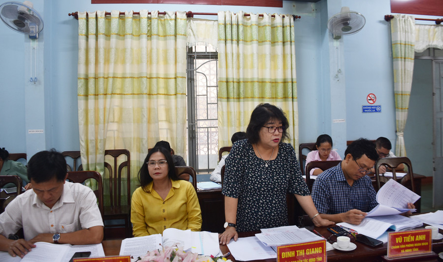 Bà Đinh Thị Giang-Ủy viên Thường trực HĐND tỉnh, Trưởng ban Dân tộc HĐND tỉnh, thành viên đoàn giám sát tham gia ý kiến tại buổi làm việc. Ảnh: Hà Phương Bà Đinh Thị Giang-Ủy viên Thường trực HĐND tỉnh, Trưởng ban Dân tộc HĐND tỉnh, thành viên đoàn giám sát tham gia ý kiến tại buổi làm việc. Ảnh: Hà Phương