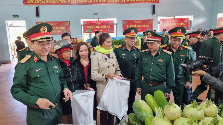 Trung tướng Trần Duy Hưng-Bí thư Đảng ủy, Chính ủy Tổng cục Kỹ thuật (bìa trái) chia sẻ cùng bà con tại phiên chợ. Ảnh: H.P Trung tướng Trần Duy Hưng-Bí thư Đảng ủy, Chính ủy Tổng cục Kỹ thuật (bìa trái) chia sẻ cùng bà con tại phiên chợ. Ảnh: H.P