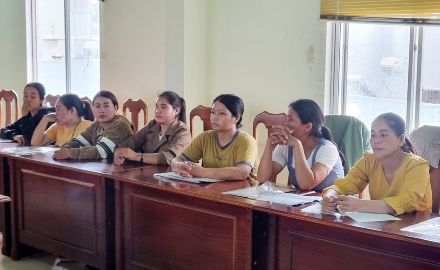 Lớp tập huấn giúp các cô đỡ thôn bản nâng cao kiến thức, kỹ năng chăm sóc sức khỏe bà mẹ và trẻ em. Ảnh: K.P