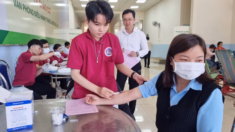 Đội ngũ y-bác sĩ Bệnh viện Đa khoa tỉnh khám sàng lọc cho các tình nguyện viên tham gia hiến máu. Ảnh: H.P