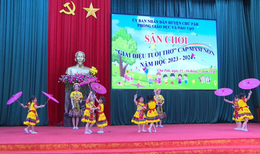 Các đội biểu diễn phần thi năng khiếu. Ảnh: K.P Các đội biểu diễn phần thi năng khiếu. Ảnh: K.P