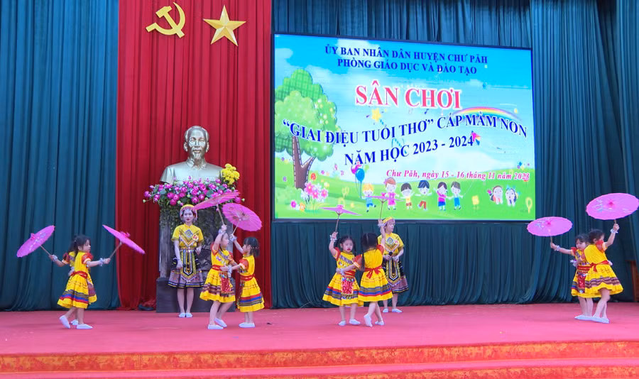 Các đội biểu diễn phần thi năng khiếu. Ảnh: K.P