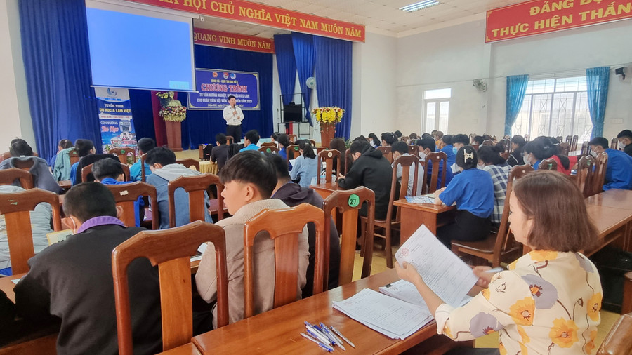 Quang cảnh buổi tư vấn hướng nghiệp, giới thiệu việc làm cho đoàn viên, thanh niên tại xã Biển Hồ. Ảnh: Hà Phương Quang cảnh buổi tư vấn hướng nghiệp, giới thiệu việc làm cho đoàn viên, thanh niên tại xã Biển Hồ. Ảnh: Hà Phương