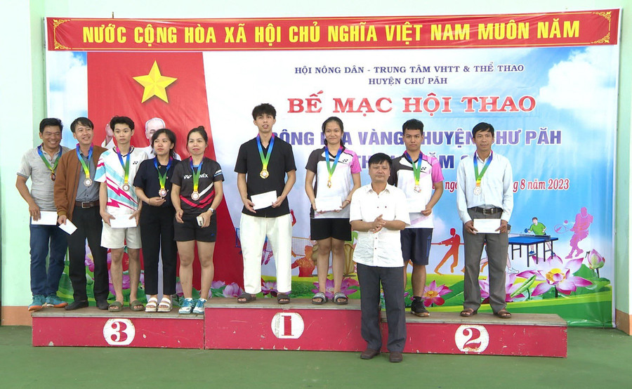 Ban tổ chức trao giải nhất, nhì, ba môn cầu lông cho các đơn vị đạt thành tích cao tại Hội thao. Ảnh: Hà Phương