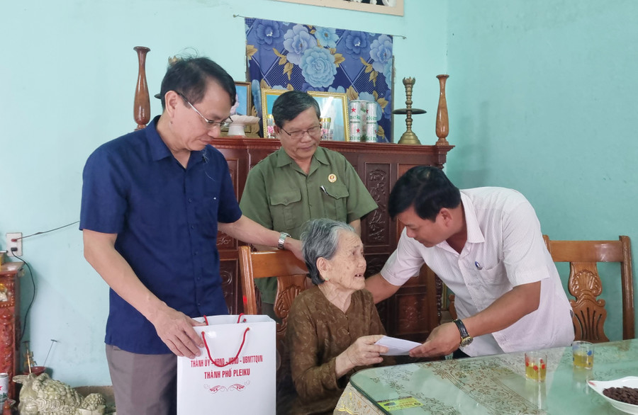 Đoàn thăm, tặng quà Mẹ Việt Nam Anh hùng Lê Thị Diện (phường Thắng Lợi, TP. Pleiku). Ảnh: Hà Phương Đoàn thăm, tặng quà Mẹ Việt Nam Anh hùng Lê Thị Diện (phường Thắng Lợi, TP. Pleiku). Ảnh: Hà Phương