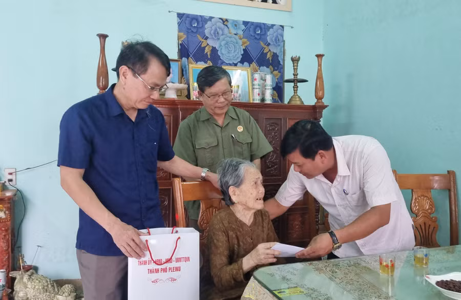 Đoàn thăm, tặng quà Mẹ Việt Nam Anh hùng Lê Thị Diện (phường Thắng Lợi, TP. Pleiku). Ảnh: Hà Phương