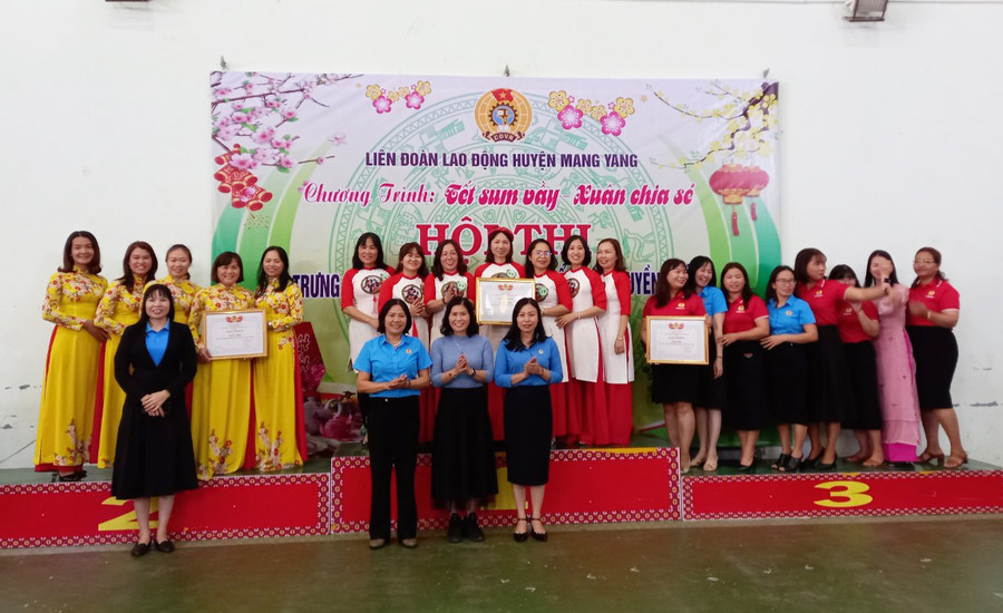 Ban Tổ chức trao giải cho các đội đạt thành tích xuất sắc tại hội thi. Ảnh: K.N Ban Tổ chức trao giải cho các đội đạt thành tích xuất sắc tại hội thi. Ảnh: K.N