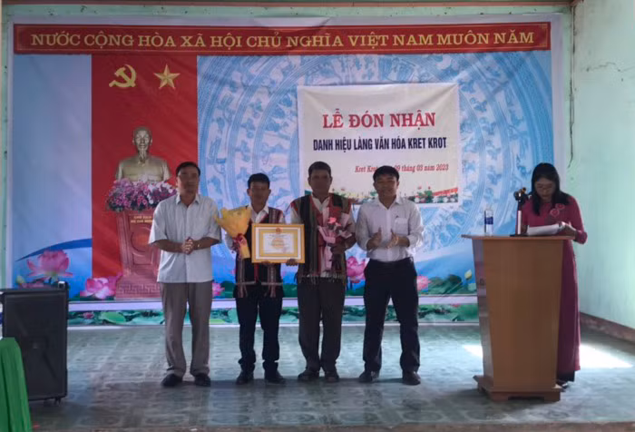 Cán bộ và nhân dân làng Kret Krot đón nhận Danh hiệu “Làng văn hóa” năm 2022. Ảnh: Kim Ngọc