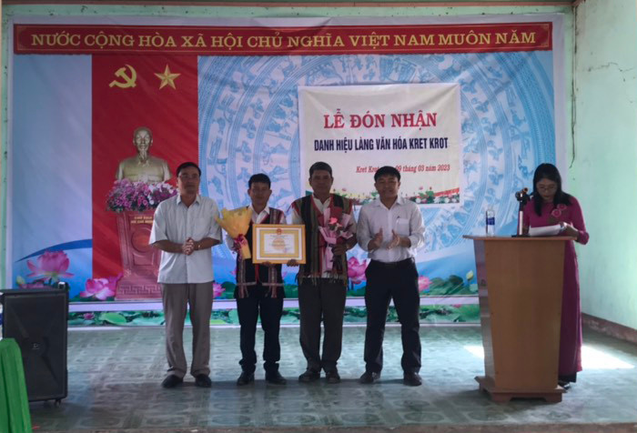 Cán bộ và nhân dân làng Kret Krot đón nhận Danh hiệu “Làng văn hóa” năm 2022. Ảnh: Kim Ngọc