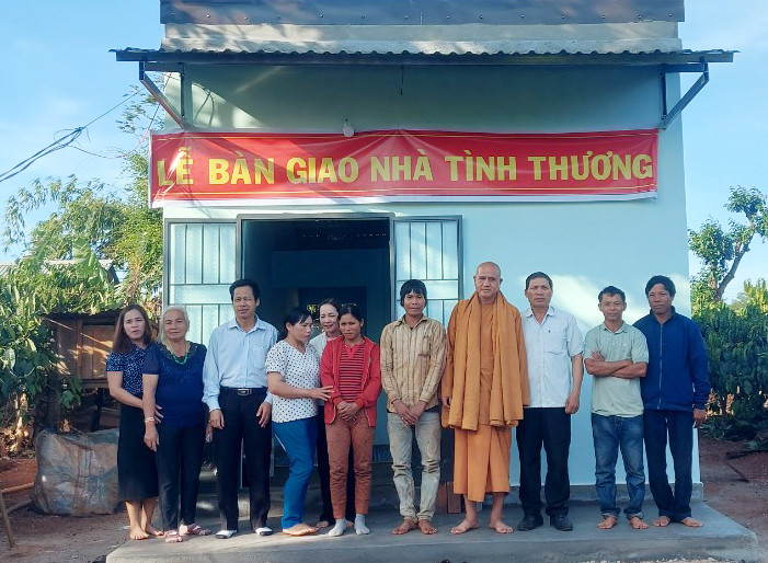 Quang cảnh lễ bàn giao nhà tình thương cho gia đình ông Rah Lan Thái tại làng Mung Hlú. Ảnh: N.T Quang cảnh lễ bàn giao nhà tình thương cho gia đình ông Rah Lan Thái tại làng Mung Hlú. Ảnh: N.T