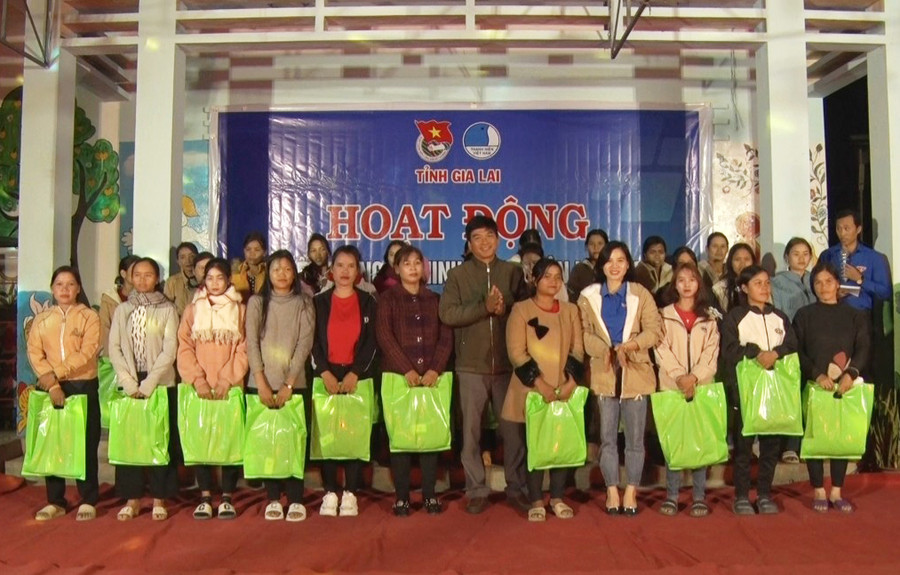 Huyện Đoàn Mang Yang tặng quà cho đoàn viên thanh niên và người dân tại xã Ayun. Ảnh: K.N Huyện Đoàn Mang Yang tặng quà cho đoàn viên thanh niên và người dân tại xã Ayun. Ảnh: K.N