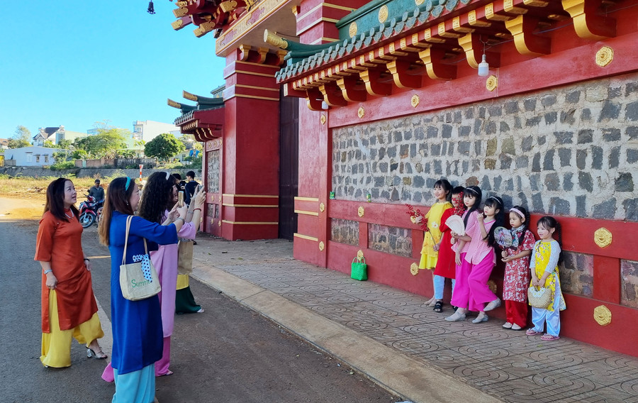 Chùa Minh Thành (TP. Pleiku) có kiến trúc độc đáo được nhiều du khách lựa chọn chụp hình lưu niệm.