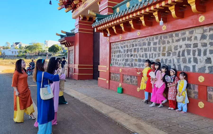 Chùa Minh Thành (TP. Pleiku) có kiến trúc độc đáo được nhiều du khách lựa chọn chụp hình lưu niệm.