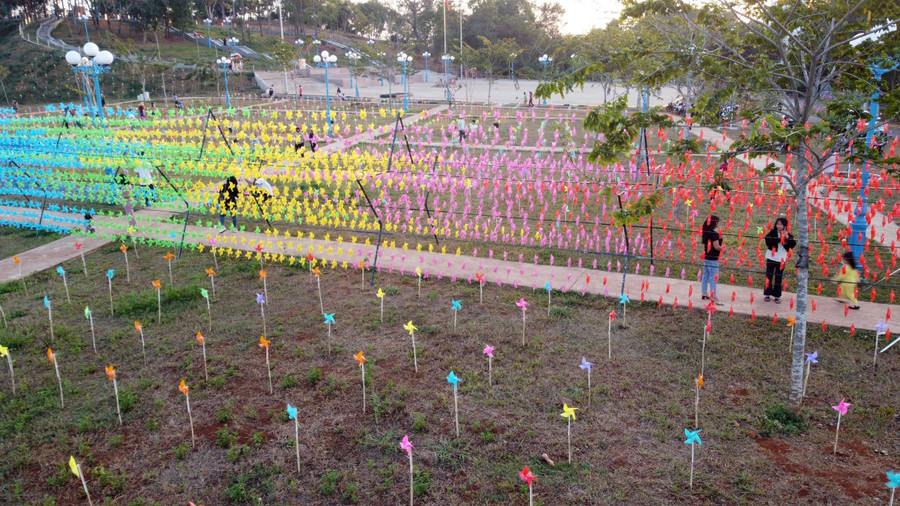 Vườn chong chóng đầy màu sắc trong khuôn viên Di tích lịch sử Chiến thắng Chư Ty thu hút sự chú ý của đông đảo người dân.