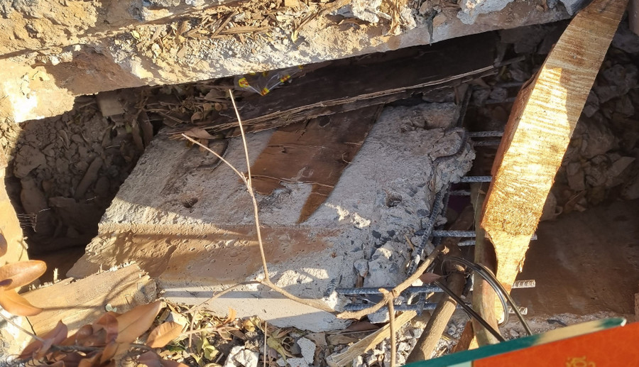 Nắp cống bị bể để lộ ra hố sâu rất nguy hiểm cho người đi đường. Ảnh: K.P Nắp cống bị bể để lộ ra hố sâu rất nguy hiểm cho người đi đường. Ảnh: K.P