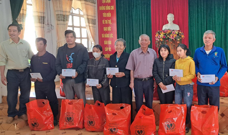 Hội Bảo trợ người khuyết tật và bảo vệ quyền trẻ em tỉnh Gia Lai trao quà cho các gia đình người khuyết tật, trẻ em có hoàn cảnh khó khăn tại huyện Ia Grai. Ảnh: K.P Hội Bảo trợ người khuyết tật và bảo vệ quyền trẻ em tỉnh Gia Lai trao quà cho các gia đình người khuyết tật, trẻ em có hoàn cảnh khó khăn tại huyện Ia Grai. Ảnh: K.P