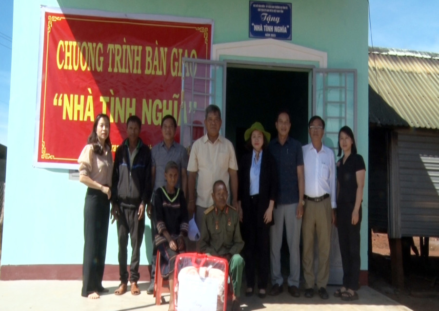 Quang cảnh lễ bàn giao nhà tình nghĩa cho gia đình ông Am tại làng Đê Rơn, xã Đak Djrăng. Ảnh: K.N Quang cảnh lễ bàn giao nhà tình nghĩa cho gia đình ông Am tại làng Đê Rơn, xã Đak Djrăng. Ảnh: K.N