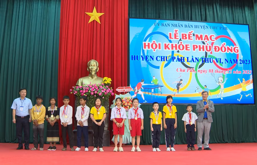 Ban tổ chức trao huy chương cho các VĐV đạt thành tích cao tại Hội khỏe Phù Đổng. Ảnh: H.P