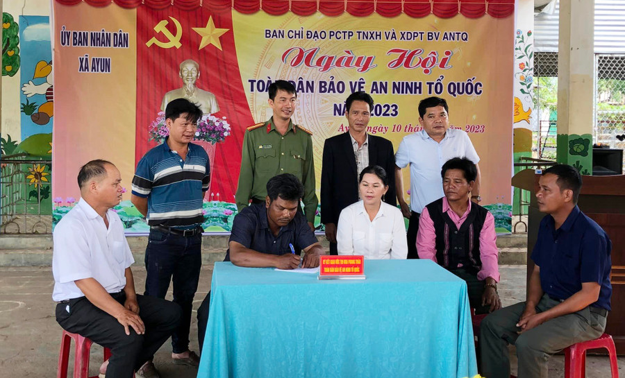 Thôn, làng ký kết Quy chế phối hợp về công tác phòng-chống tội phạm, tệ nạn xã hội và xây dựng phong trào toàn dân bảo vệ an ninh Tổ quốc. Ảnh: Hà Phương Thôn, làng ký kết Quy chế phối hợp về công tác phòng-chống tội phạm, tệ nạn xã hội và xây dựng phong trào toàn dân bảo vệ an ninh Tổ quốc. Ảnh: Hà Phương