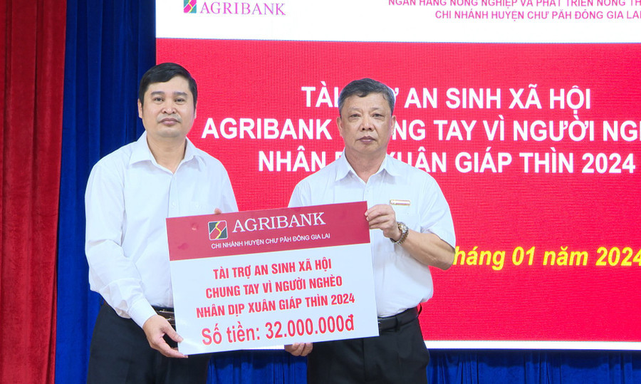 Đại diện Chi nhánh Ngân hàng Agribank Chư Păh-Đông Gia Lai trao 32 triệu đồng cho Ủy ban MTTQ Việt Nam huyện Chư Păh. Ảnh: V.Đ Đại diện Chi nhánh Ngân hàng Agribank Chư Păh-Đông Gia Lai trao 32 triệu đồng cho Ủy ban MTTQ Việt Nam huyện Chư Păh. Ảnh: V.Đ