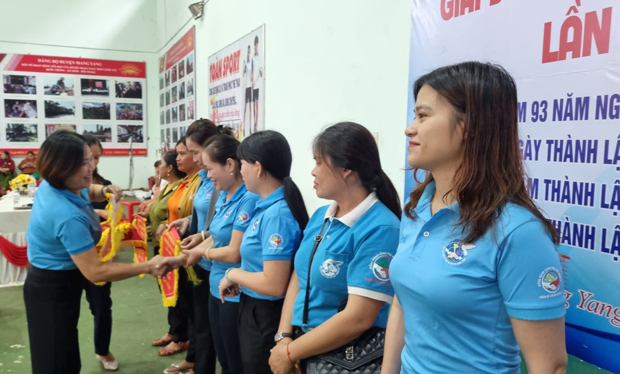 Ban tổ chức trao cờ lưu niệm cho các đội bóng tham gia giải. Ảnh: H.P Ban tổ chức trao cờ lưu niệm cho các đội bóng tham gia giải. Ảnh: H.P