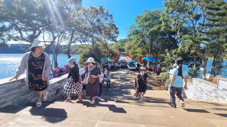 Đến đây du khách tận mắt chiêm ngưỡng một khoảng không gian rộng lớn, thoáng đãng.