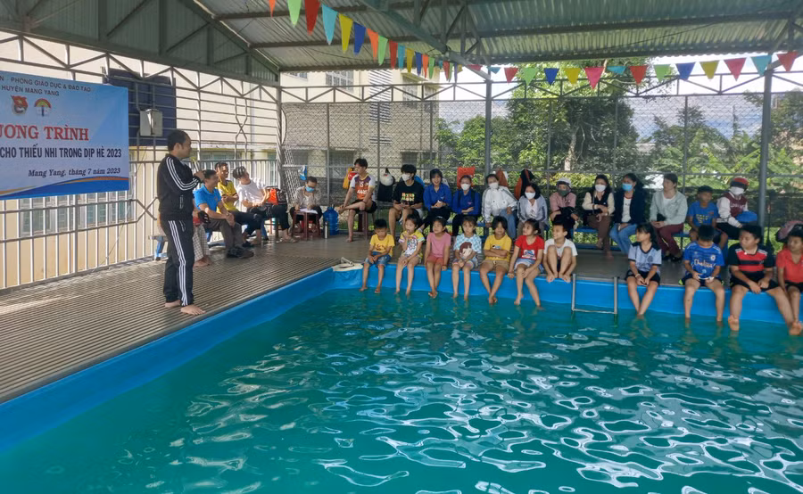 Quang cảnh lớp dạy bơi miễn phí cho các em học sinh. Ảnh: Kim Ngọc