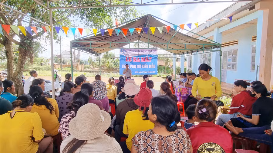 Quang cảnh lễ ra mắt “Thôn phụ nữ kiểu mẫu” tại thôn OĐeh, xã Ia Pết. Ảnh: Hà Phương