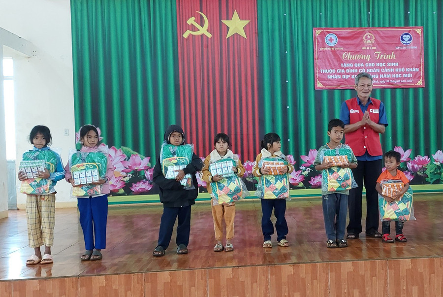 Ông Nguyễn Văn Đố-Chủ tịch Hội Chữ thập đỏ TP. Pleiku trao quà cho các em học sinh có hoàn cảnh khó khăn tại xã Ia Kênh. Ảnh: Hà Phương Ông Nguyễn Văn Đố-Chủ tịch Hội Chữ thập đỏ TP. Pleiku trao quà cho các em học sinh có hoàn cảnh khó khăn tại xã Ia Kênh. Ảnh: Hà Phương