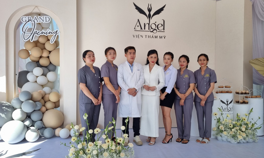 Đội ngũ y-bác sĩ ra mắt tại buổi lễ Đội ngũ y-bác sĩ ra mắt tại buổi lễ