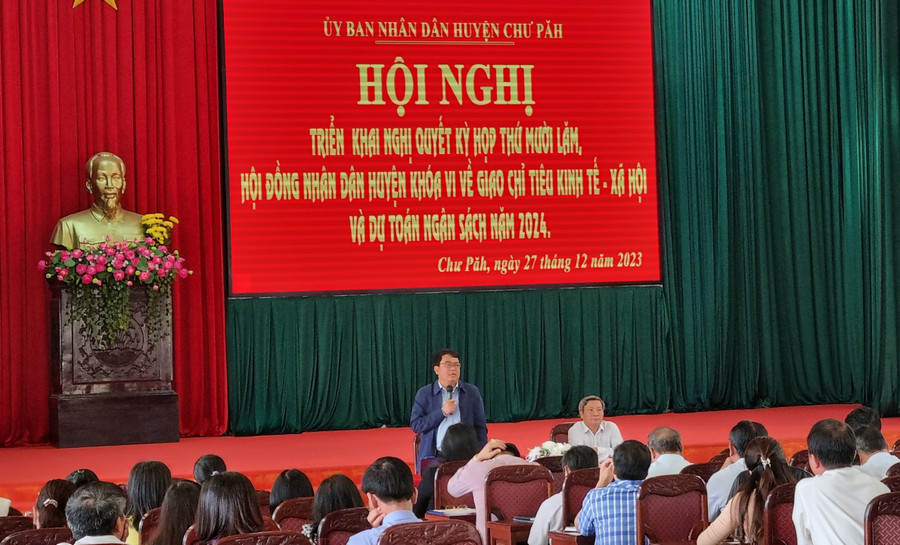 Ông Nay Kiên-Phó Bí thư Huyện ủy, Chủ tịch UBND huyện Chư Păh phát biểu tại Hội nghị. Ảnh: H.P