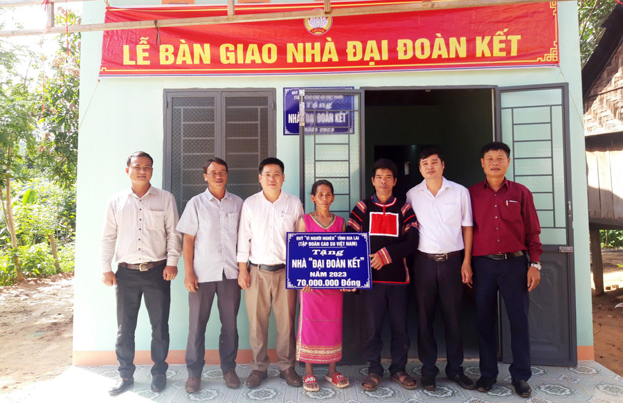 Quang cảnh lễ bàn giao nhà “Đại đoàn kết” cho gia đình ông Jiuh tại làng Hde, xã Đak Tơ Ver. Ảnh: K.P Quang cảnh lễ bàn giao nhà “Đại đoàn kết” cho gia đình ông Jiuh tại làng Hde, xã Đak Tơ Ver. Ảnh: K.P