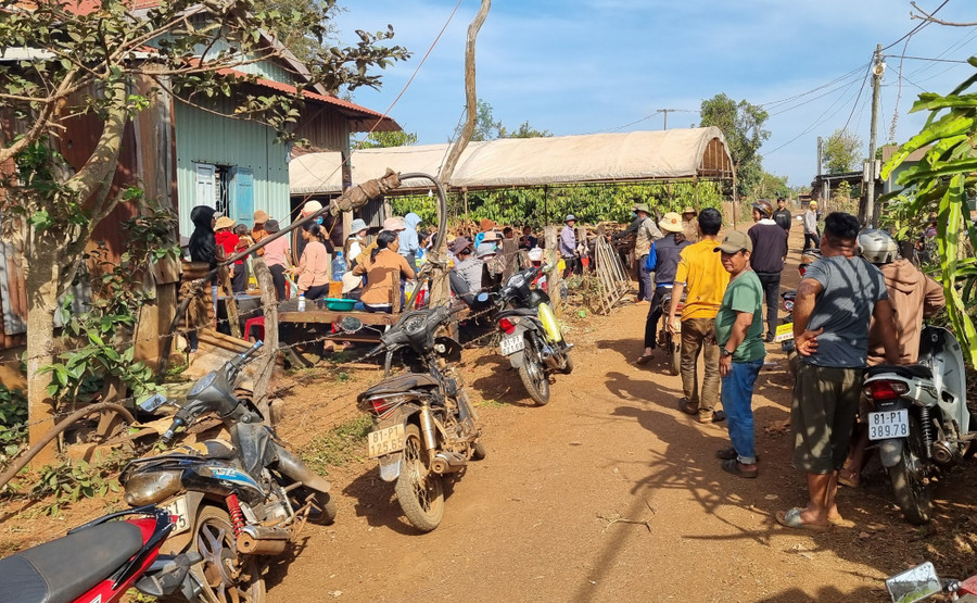 Đông đảo người dân đến chia buồn cùng gia đình 2 cháu nhỏ. Ảnh: H.P Đông đảo người dân đến chia buồn cùng gia đình 2 cháu nhỏ. Ảnh: H.P