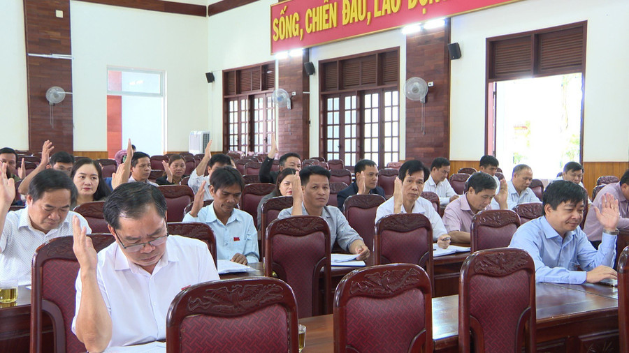 Các đại biểu biểu quyết thông qua các tờ trình tại kỳ họp. Ảnh: Văn Đại