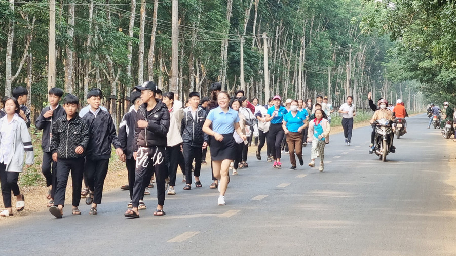 Đông đảo người dân trên địa bàn xã Ia Nhin tham gia hưởng ứng Ngày chạy Olympic vì sức khỏe toàn dân. Ảnh:H.P Đông đảo người dân trên địa bàn xã Ia Nhin tham gia hưởng ứng Ngày chạy Olympic vì sức khỏe toàn dân. Ảnh:H.P