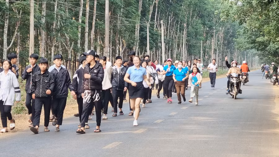 Đông đảo người dân trên địa bàn xã Ia Nhin tham gia hưởng ứng Ngày chạy Olympic vì sức khỏe toàn dân. Ảnh:H.P