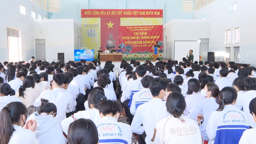 Quang cảnh buổi tuyên truyền, hướng nghiệp tuyển sinh Quân sự năm 2024. Ảnh: V.Đ