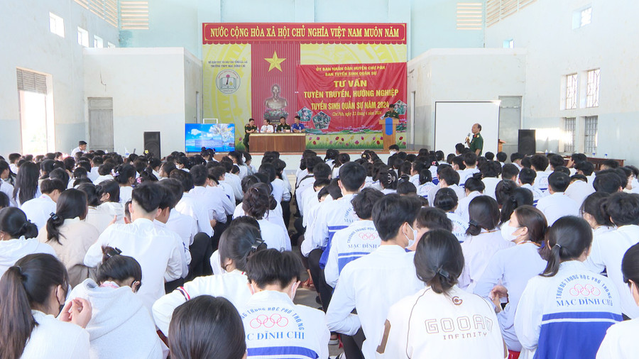 Quang cảnh buổi tuyên truyền, hướng nghiệp tuyển sinh Quân sự năm 2024. Ảnh: V.Đ