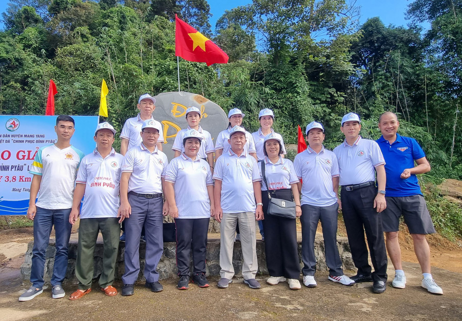Đại diện lãnh đạo tỉnh Gia Lai và huyện Mang Yang chụp ảnh lưu niệm tại đỉnh Pờ Yầu.